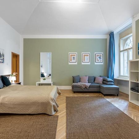 Spacious 3 Bedroom Apartment In The Heart Of Prága Kültér fotó