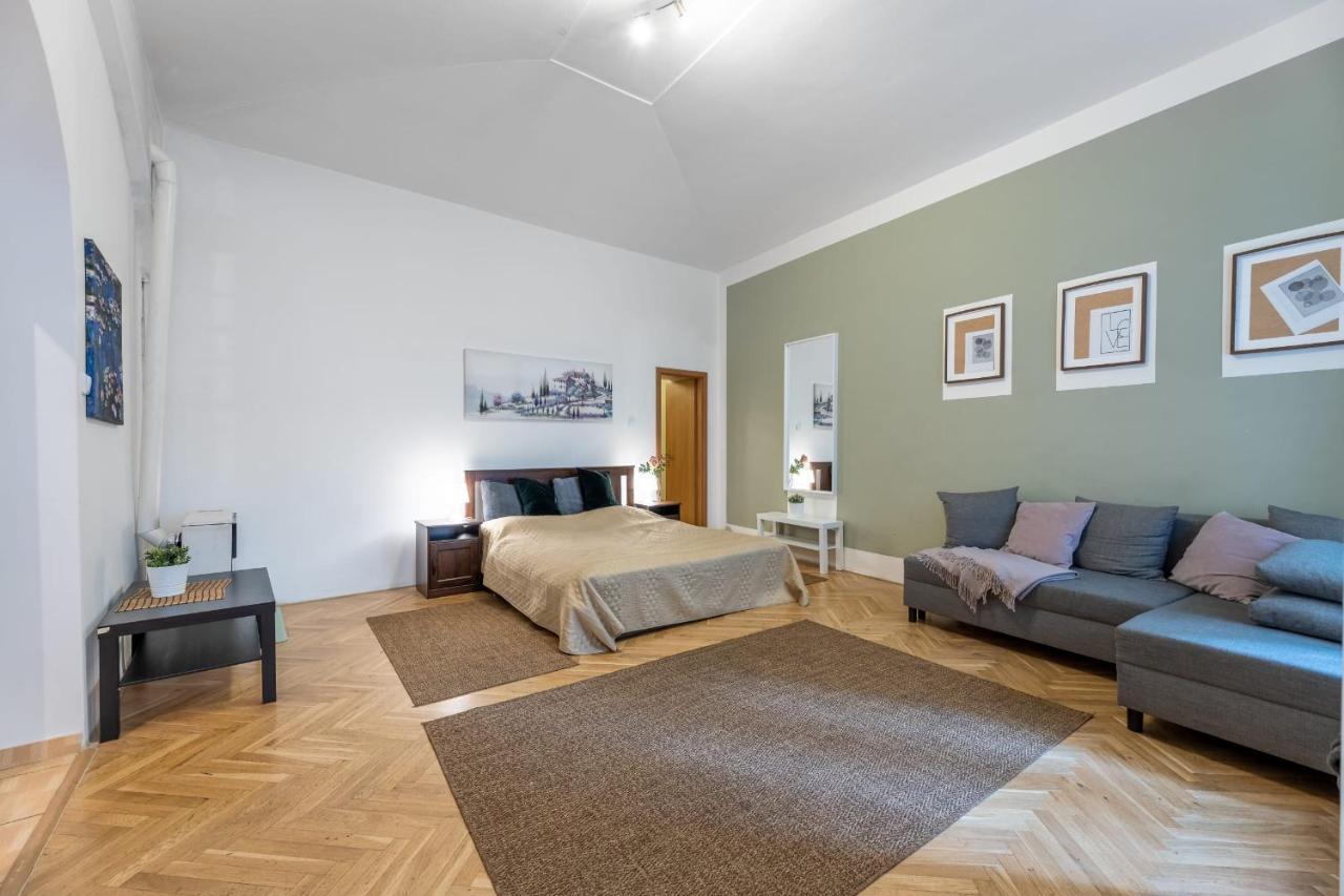 Spacious 3 Bedroom Apartment In The Heart Of Prága Kültér fotó