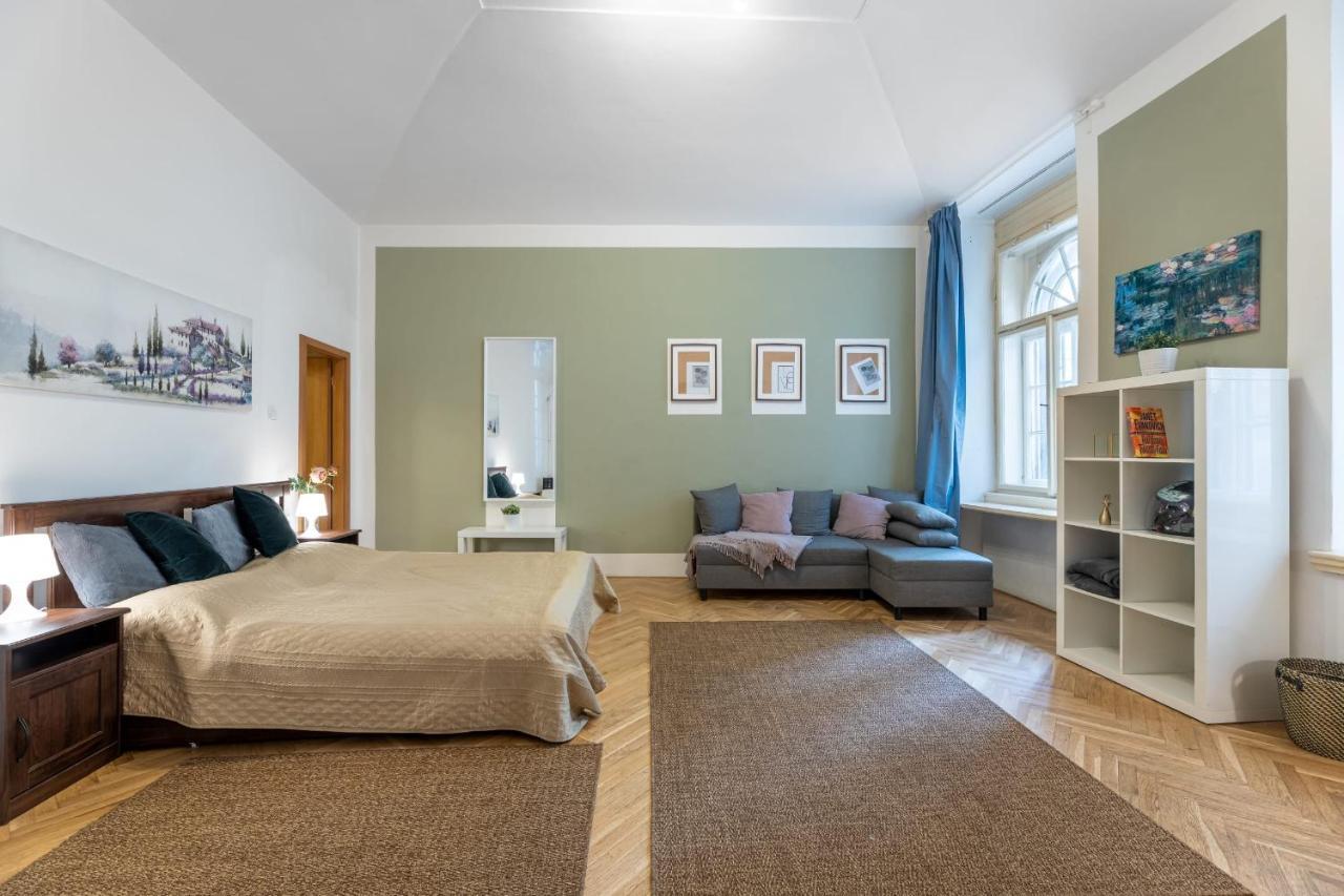 Spacious 3 Bedroom Apartment In The Heart Of Prága Kültér fotó
